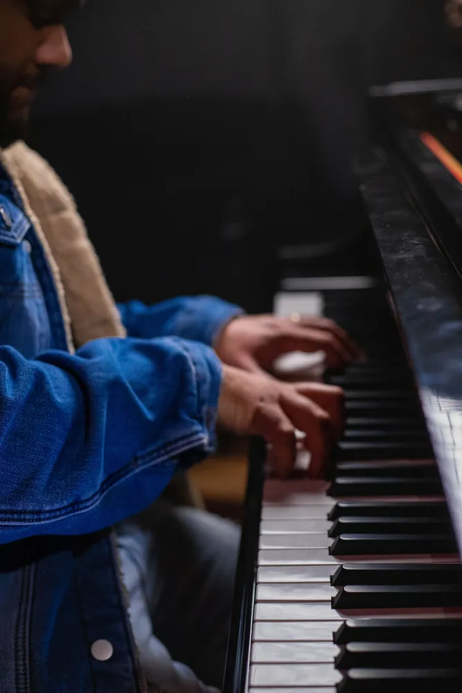 Joshua Ali's hands on the piano
